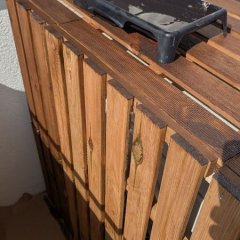 A aplicar o tratamento para proteger a madeira.