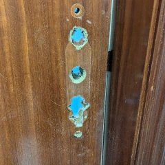 Porta interior com furos da fechadura antiga