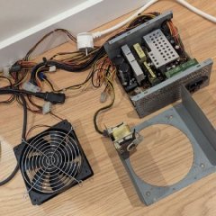 Fonte de PC velha desmontada