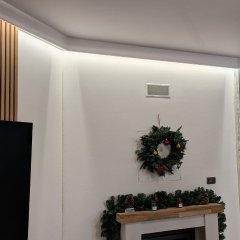 Iluminação LED moderna e funcional na sala de estar.