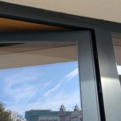 Detalhe da estrutura da porta, crucial para a decisão de montagem externa.