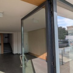 A porta de entrada do edifício vista do interior.