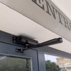 A mola de porta instalada com sucesso na parte exterior.