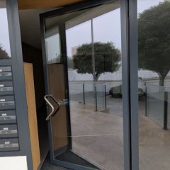 A entrada principal do edifício em Vila Nova de Gaia.