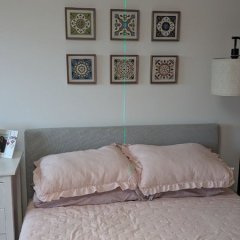 Quadros perfeitamente alinhados sobre a cama.