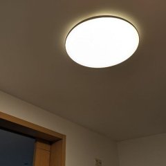 Iluminação moderna no corredor.