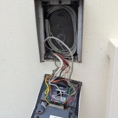 Componentes Aqara no quadro elétrico.