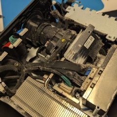Projetor desmontado para limpeza