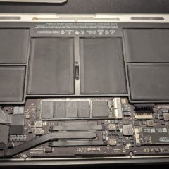 MacBook Air aberto