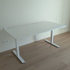 Secretária IKEA pronta a usar após a montagem profissional.