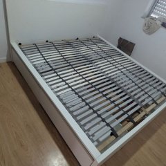 Cama desmontada para manutenção.