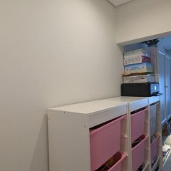 Armário de brinquedos pronto a usar.