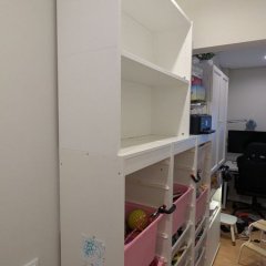 Armário de brinquedos a ser montado.