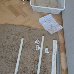 Componentes do roupeiro prontos para montagem.