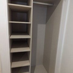 As novas prateleiras e varão, prontos a usar.