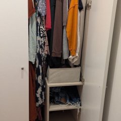 O roupeiro antes da organização, com pouco espaço útil.