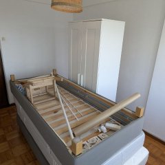 Quarto com cama e roupeiro
