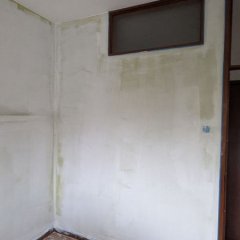 Proteção das superfícies antes de pintar.