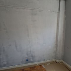 A tapar os furos para uma parede lisa.