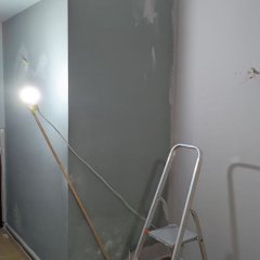 Trabalho em altura com iluminação auxiliar.