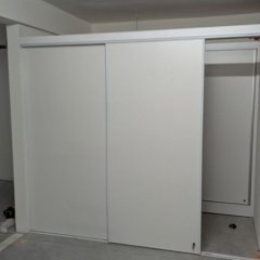 Portas de correr abertas, mostrando o espaço interior.