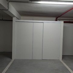 Solução de arrumação com portas de correr em garagem.