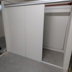 Projeto de portas de correr para otimização de espaço.