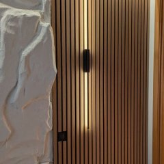 Iluminação lateral integrada nos painéis.