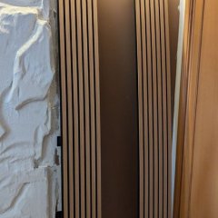 Painéis decorativos e base para parede de pedra.