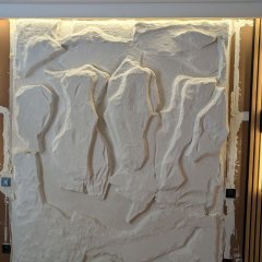 Resultado final do projeto de iluminação e revestimento de parede.