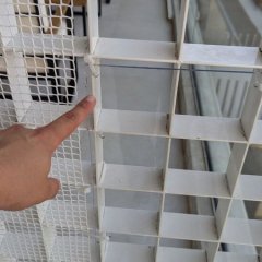 Detalhe da fixação da rede e do plástico transparente.