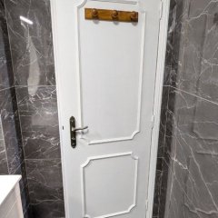 Porta da casa de banho em branco, após a renovação.