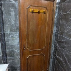 A porta da casa de banho antes da transformação.