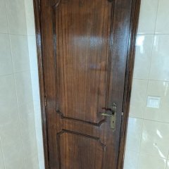 Uma das portas de madeira antes da atualização.