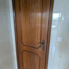 Detalhe de uma das portas de madeira a ser renovada.