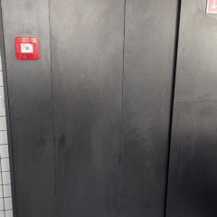 Armário do quadro elétrico com portas de correr reparadas.