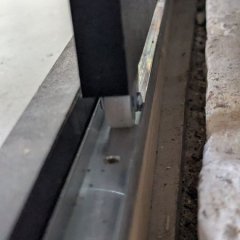 Roldana e calha inferior da porta de correr.