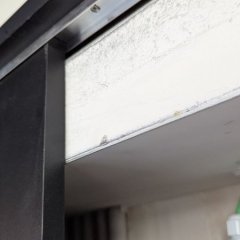 Calha superior do armário antes da reparação.