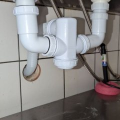 Quadro elétrico com acesso desimpedido.