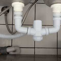 Novos sifões instalados sob o lavatório.