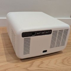 Ligações e ventilação do projetor