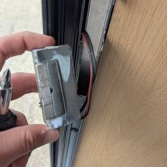 O mecanismo da eletro-fechadura, pronto para ser reinstalado.