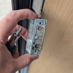 Diagnóstico da eletro-fechadura com mecanismo encravado.