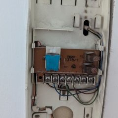 Mola de porta ajustada para fecho suave.