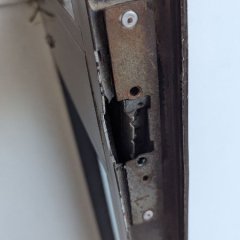 Danos na fechadura eletromecânica.