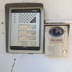 Unidade exterior do intercomunicador com falha.