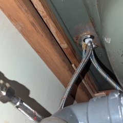 Torneira antiga e enferrujada.