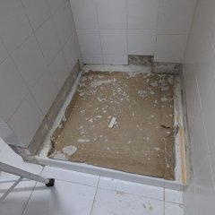 Base antiga removida — betão exposto