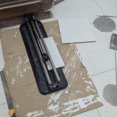 Corte de azulejos para instalação
