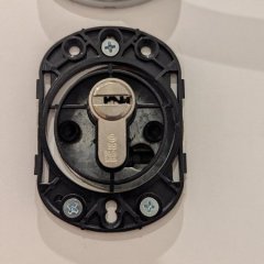 Novo cilindro ISEO instalado e pronto a usar.